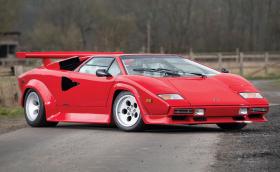 Това е 1984 Lamborghini Countach LP500 S от Bertone. Колата е на 14 хил. км