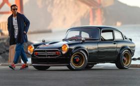 Тази Honda S800 е прекрасна. Двигателят се развърта до 10 000 оборота