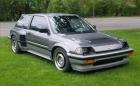 Това е 1984 Honda Civic с централно разположен 3,2-литров V6 и 260 коня