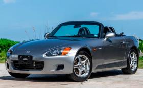 Тази Honda S 2000 е на само 55 километра и се продава! Колко бихте дали за нея?