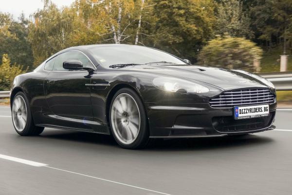 Караме внушителния Aston Martin DBS с 517 к.с. и ръчни скорости! Видео! 