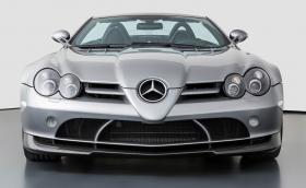 Този Mercedes-Benz SLR McLaren Roadster 722 S е на 600 км и се продава за 1,8 млн. лв.