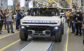 GMC произведе първия Hummer EV, започва доставките до седмици 
