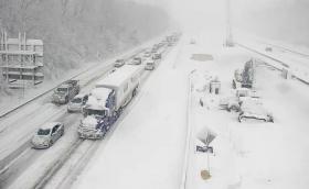 Снежна буря хвана в капан стотици шофьори в Щатите в задръстване с дължина 77 км