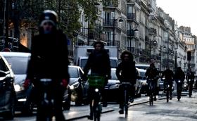 Първо във Франция: Рекламите на коли ще препоръчват карането на колело или ходенето пеша