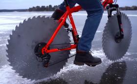 Това е велосипед с дискове от циркуляр вместо с гуми. Видео