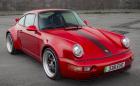 Това е Porsche 964 с широк бодикит и 500 коня, които са… електрически. Електрически