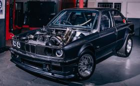 Това е BMW E30 с 856 коня и 2-литров турбо мотор от… Mazda, което прави ¼ миля за 8 секунди