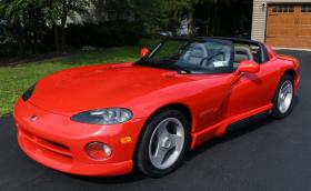 Този 1993 Dodge Viper RT/10 се задвижва от 8-литров V10 с 400 коня. Като нов е и се продава!