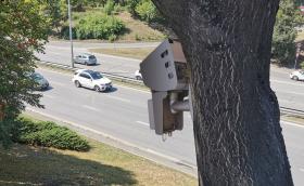 Новите камери на КАТ: слагат ги по дървета и ги няма в Waze!