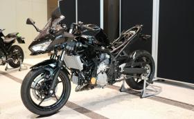 Kawasaki разработва хибриден мотоциклет. И също електрически, както и… водороден