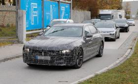 Защо BMW тества бъдещото i7 в компанията на EQS, Model Y и XPeng P7?