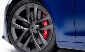 Tesla пуска карбонови спирачки за Model S Plaid