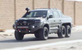 Toyota Land Cruiser във версия пикап с 6 колела (Видео)