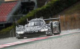 “Льоманското” Porsche се появи за тестовете в Барселона със странни фарове