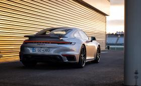 Средностатистическият българин трябва да събира 35 години за Porsche 911 Turbo S