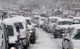 С каква кола е по-добре да попаднете в снежна буря: електрическа или конвенционална?