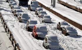 Шофьори край Истанбул и Атина прекараха между 17 и 20 часа в колите си в снежен капан