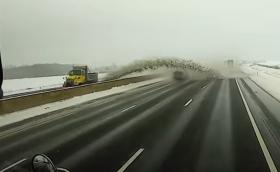 Снегорин размазва 47 коли на магистралата, като ги замеря с ледени блокове
