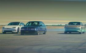 BMW E39 M5 vs Tesla Model S Plaid vs Lucid Air Dream (Видео)