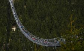 Чехия откри най-дългия висящ пешеходен мост в света (Видео)