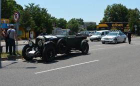 Междувременно в Харманли: Жена с Е-класа удари рядко Bentley от 1927 г.