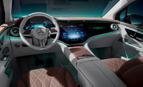 Mercedes показа интериора на EQE SUV
