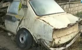 Вградиха стара Skoda 120 в тротоар