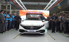 Mercedes вече сглобява EQS в Индия