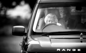 Кралица Елизабет II и нейните коли