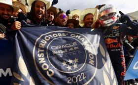 Верстапен и Red Bull посветиха титлата на Матешиц