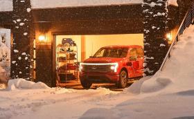 Канадец захранва дома си два дни от батерията на Ford F-150 Lightning по време на снежна буря 
