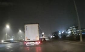 Вижте как ТИР избута кола от пътя в София и избяга