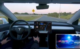 Германски полицаи преследваха Tesla на автопилот със заспал шофьор зад волана