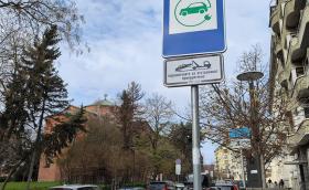 В София вече паяците могат да вдигат ДВГ коли, спрели на място за електромобили