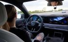 BMW i5 ще сменя лентата автономно, ако погледнете страничното огледало