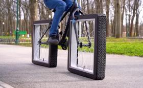 Не е Photoshop, това колело наистина е с квадратни гуми!