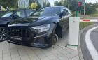 Не е само у нас: Оставиха Audi Q8 на трупчета пред автокъща в Братислава