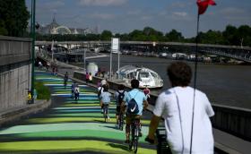 Франция инвестира 2 млрд. евро, за да свали хората от колите и да ги качи на колела