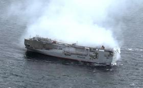 Издърпаха горящия кораб с електромобилите на безопасно място
