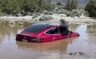Вижте как Tesla в режим “автопилот” се хваща в капана на аквапланинга (Видео)