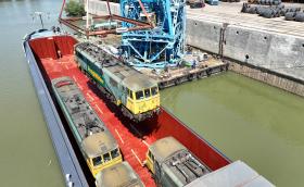 Вижте как 100-тонен кран разтоварва локомотиви от кораб в Русе
