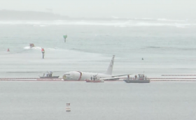 Военен самолет пропусна пистата и кацна в залив на Хаваите (Видео)