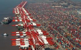 Пристанището в Шанхай отново е най-натовареното в света (Видео)