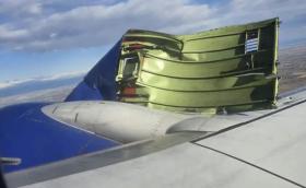 Панел от обшивката на двигателя на Boeing 737 се откъсна във въздуха (Видео)