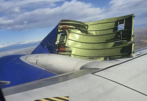 Панел от обшивката на двигателя на Boeing 737 се откъсна във въздуха (Видео)