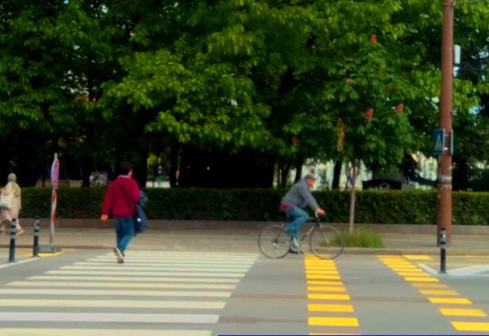 София: Нов вид “велосипедна пътека” дава предимство на колоездачите без да слизат от колелата