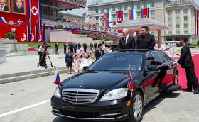 Путин и Ким Чен Ун се возят в този Mercedes
