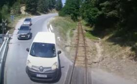 Вижте какво става, когато минеш през спуснати бариери пред влака (Видео)
