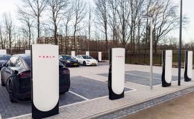 Tesla връща безплатното зареждане на Supercharger-и